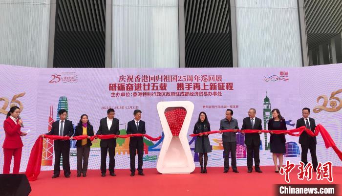 圖為儀式現(xiàn)場。　張偉 攝