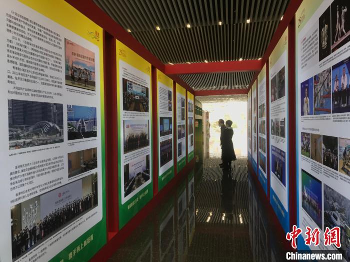 圖為貴陽市民參觀巡回展?！垈?攝