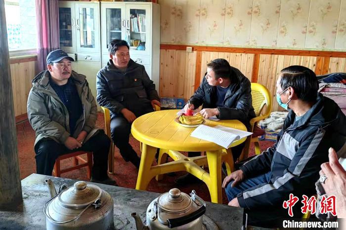 圖為郭守財(cái)(右二)入戶走訪?！偛炜h委組織部供圖