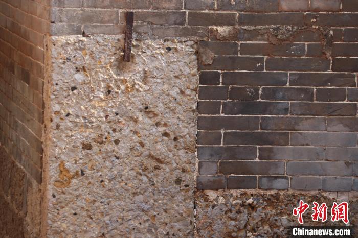 圖為倪辛莊村清代民居建筑房角建有石柱。　王俊平 攝