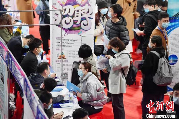 (資料圖)在吉林大學(xué)舉辦的招聘會?！埇?攝
