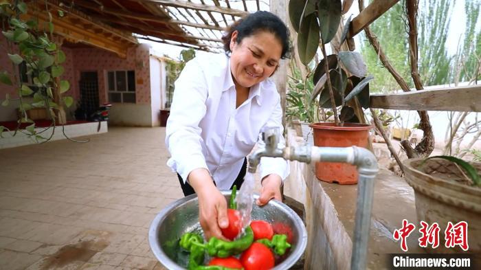 伽師縣城鄉(xiāng)飲水安全工程將“甘甜水”引入千家萬(wàn)戶(hù)。圖為村民用上了期盼已久的安全飲用水?！≠熆h融媒體中心供圖