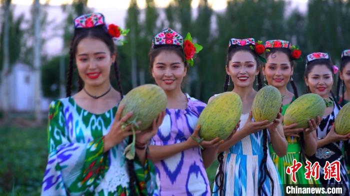 伽師縣是“中國(guó)伽師瓜之鄉(xiāng)”，其盛產(chǎn)的伽師瓜在國(guó)內(nèi)外享有極高聲譽(yù)?！≠熆h融媒體中心供圖