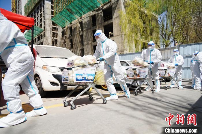 資料圖為抗疫人員進(jìn)行“點(diǎn)對(duì)點(diǎn)”配送物資?！●R銘言 攝