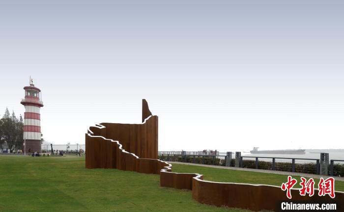 雕塑作品融入到南京長(zhǎng)江岸線風(fēng)景中?！∧暇╅L(zhǎng)江文化國(guó)際雕塑藝術(shù)邀請(qǐng)展主辦方供圖