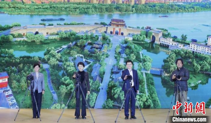活動現(xiàn)場，舉行了2022水韻宿遷·大運河全國首屆攝影大賽開鏡儀式。　泱波 攝