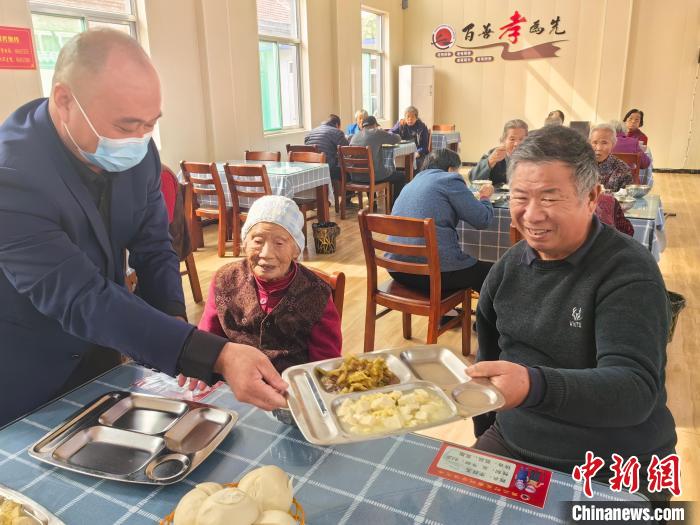 (資料圖)80歲以上的老人，在長者食堂內(nèi)就餐?！∈茉L者供圖