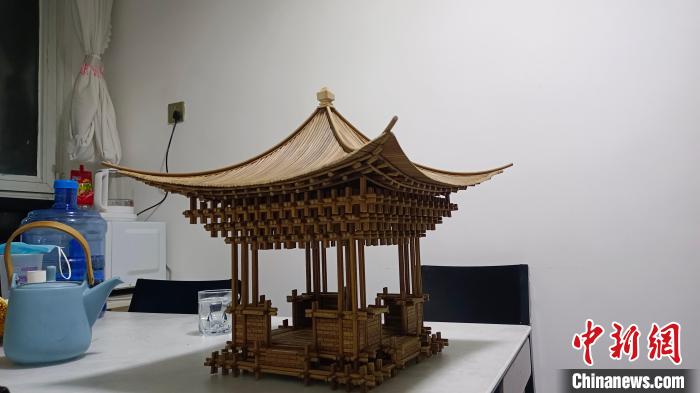 云廷臻最新創(chuàng)作的扎刻作品——錦安亭?！∈茉L者供圖