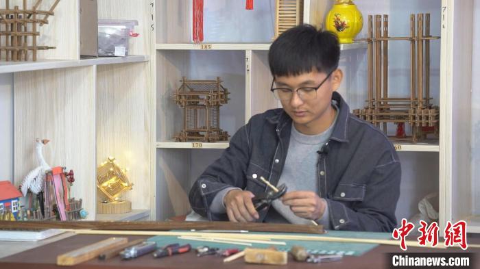 云廷臻正在進行扎刻作品創(chuàng)作?！∈茉L者供圖