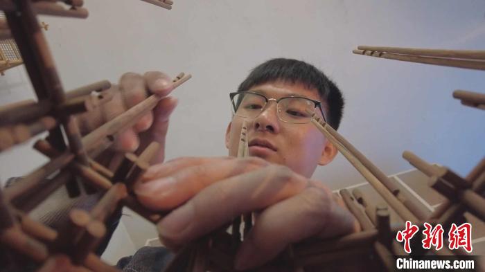 云廷臻正在進行扎刻作品創(chuàng)作?！∈茉L者供圖