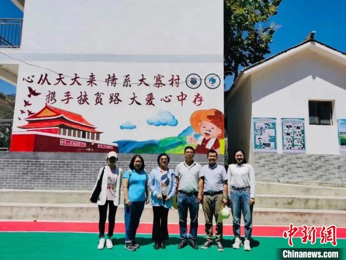 天津大學(xué)經(jīng)管學(xué)部張慧穎教授課題組調(diào)研大寨村產(chǎn)業(yè)情況 天津大學(xué)供圖 天津大學(xué)經(jīng)管學(xué)部張慧穎教授課題組調(diào)研大寨村產(chǎn)業(yè)情況 天津大學(xué)供圖