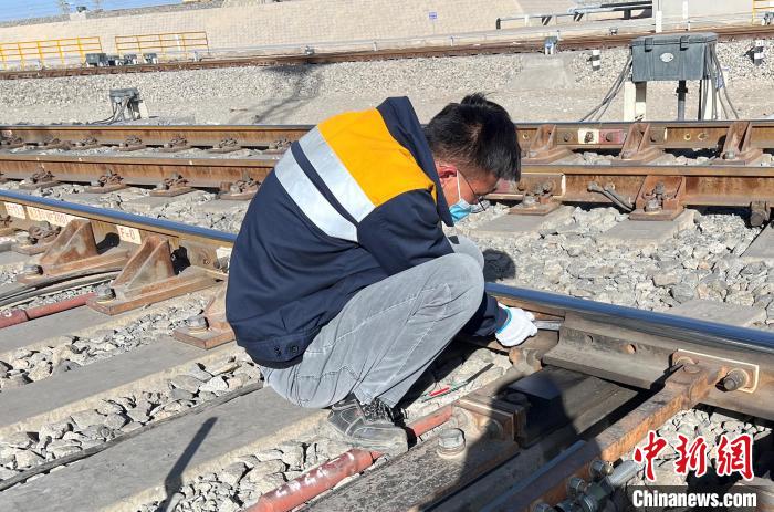 圖為職工對zk4 道岔進(jìn)行日常養(yǎng)護(hù)作業(yè)。　王錦 攝