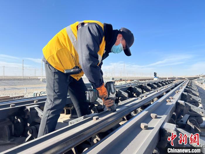 圖為職工對三部位減速器螺栓進(jìn)行緊固?！⊥蹂\ 攝