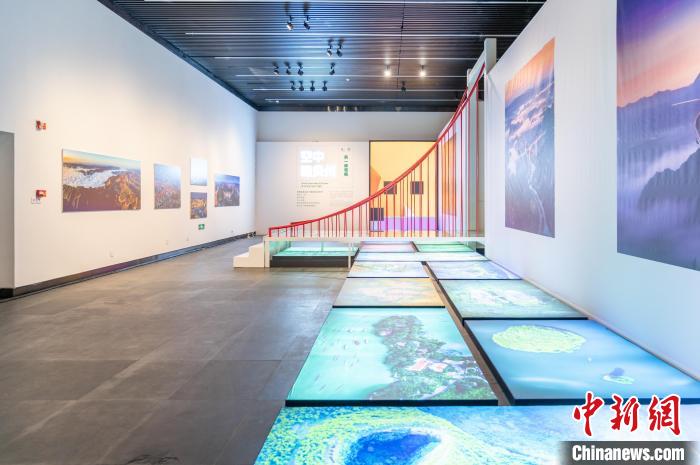 圖為大展主展廳“這樣的貴州”第一篇章“空中瞰貴州·另一種視角”?！√普?攝