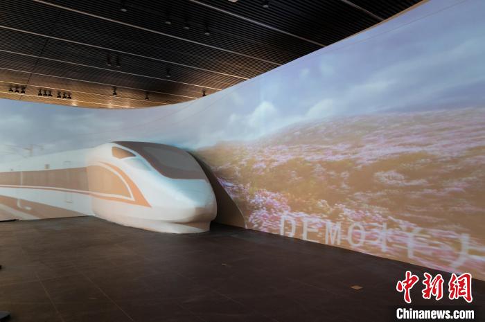 圖為大展主展廳“這樣的貴州”飛馳的高鐵?！√普?攝