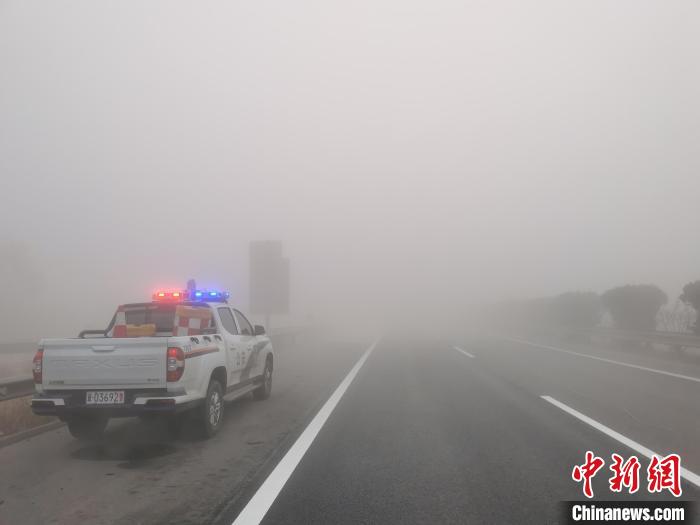 保定支隊(duì)曲陽大隊(duì)民警在淶曲高速巡邏?！『颖笔」矎d高速公路交通警察總隊(duì)供圖