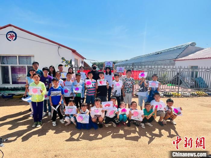 圖為“生態(tài)文明啟蒙計劃”中，當地少年兒童展示他們的畫作?！】朴仪捌煨麄鞑抗﹫D