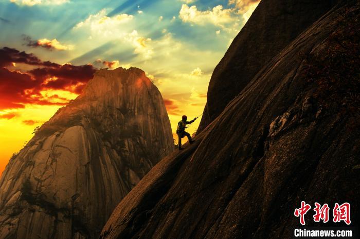 《媒體眼中的徽州》展覽的作品《“中國好人”李培生》 潘成 攝 《媒體眼中的徽州》展覽的作品《“中國好人”李培生》 潘成 攝