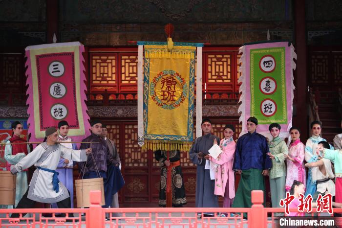 《媒體眼中的徽州》展覽的作品《徽班“再”進(jìn)京》 樊成柱 攝 《媒體眼中的徽州》展覽的作品《徽班“再”進(jìn)京》 樊成柱 攝