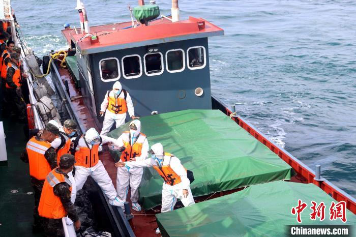 漳州海警執(zhí)法員登臨嫌疑船舶檢查?！≌闹莺＞止﹫D