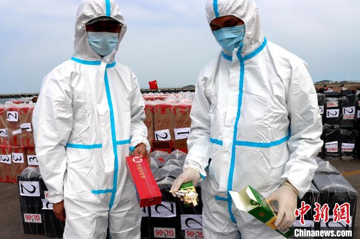 海警執(zhí)法員對涉案香煙進行清點?！≌闹莺＞止﹫D