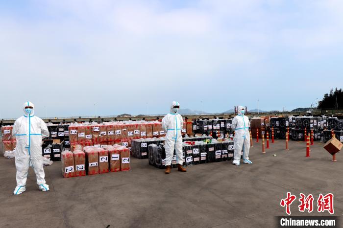 海警執(zhí)法員對涉案香煙進行清點?！≌闹莺＞止﹫D