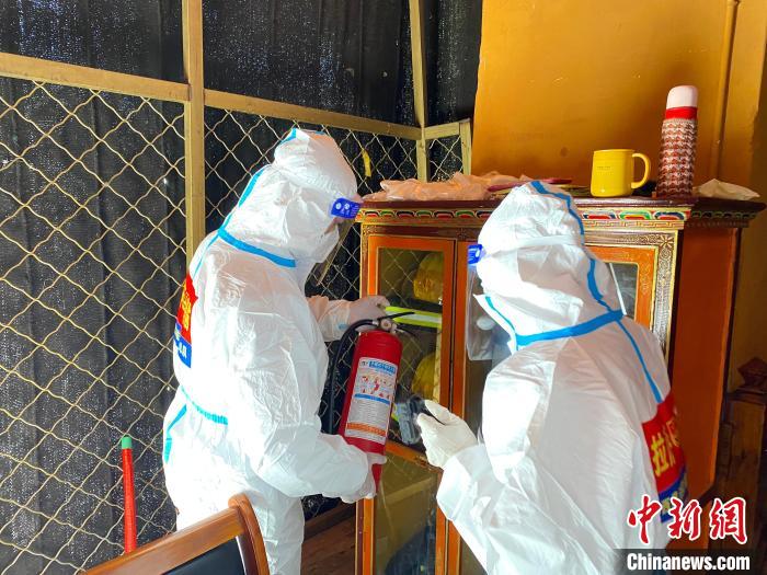 圖為甘丹寺消防救援大隊開展日常消防器材巡查?！±_市消防救援支隊供圖