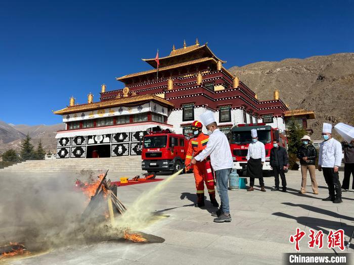 圖為西藏佛學(xué)院消防救援大隊開展消防演練培訓(xùn)?！±_市消防救援支隊供圖