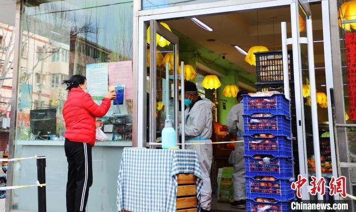 圖為市民無(wú)接觸支付?！埩只?攝