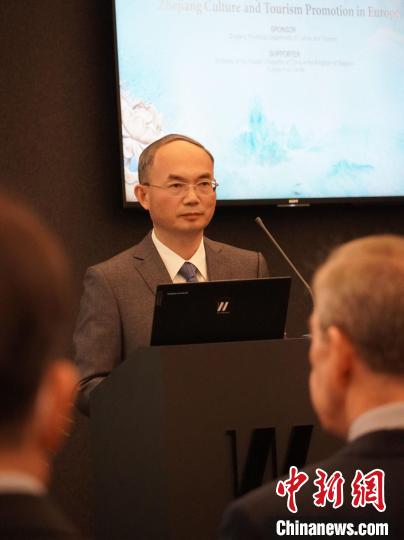 中國駐比利時(shí)大使曹忠明在推介會(huì)上致辭?！≌憬∥幕吐糜螝W洲推廣中心供圖