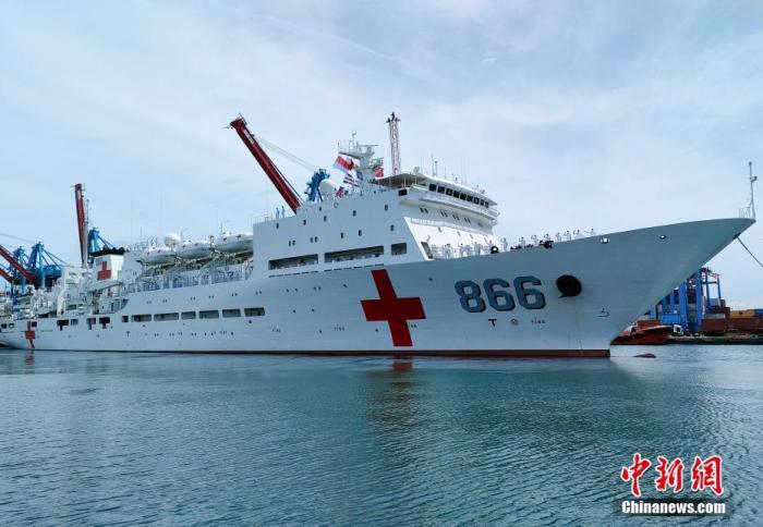 圖為醫(yī)院船緩緩駛離丹戎不碌港。 <a target='_blank' href='/'>中新社</a>發(fā) 李蕊 攝