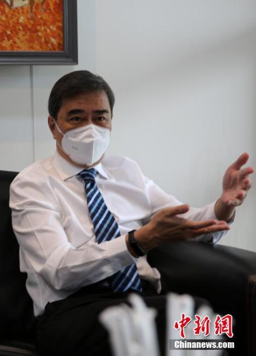 泰國前總理阿披實近日在接受<a target='_blank' href='/'>中新社</a>記者采訪時表示，習近平主席前來泰國出席APEC會議并訪問泰國，相信一定能進一步推動泰中關(guān)系發(fā)展，促進兩國友好。泰中兩國未來有很大的合作空間和潛力。 <a target='_blank' href='/'>中新社</a>記者 王國安 攝