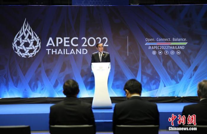 當(dāng)?shù)貢r間11月19日，泰國總理巴育舉行閉幕新聞發(fā)布會。當(dāng)日，亞太經(jīng)合組織(APEC)第二十九次領(lǐng)導(dǎo)人非正式會議在泰國曼谷閉幕。會議發(fā)表了《2022年亞太經(jīng)合組織領(lǐng)導(dǎo)人宣言》。 <a target='_blank' href='/'>中新社</a>記者 王國安 攝