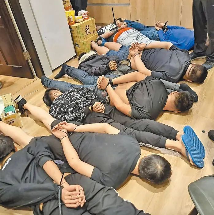 　　資料圖：落網(wǎng)的詐騙集團(tuán)共犯。圖片來(lái)源：臺(tái)灣《中國(guó)時(shí)報(bào)》 警方提供