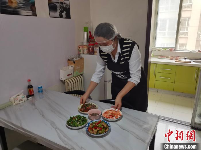 圖為李瑞英為顧客做好的午餐?！钣㈢?攝