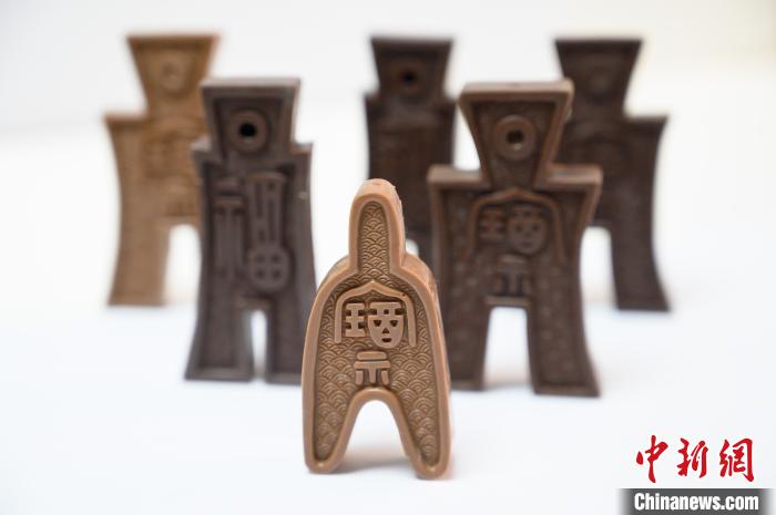 圖為“幣有后?！毕盗形膭?chuàng)巧克力?！№f亮 攝