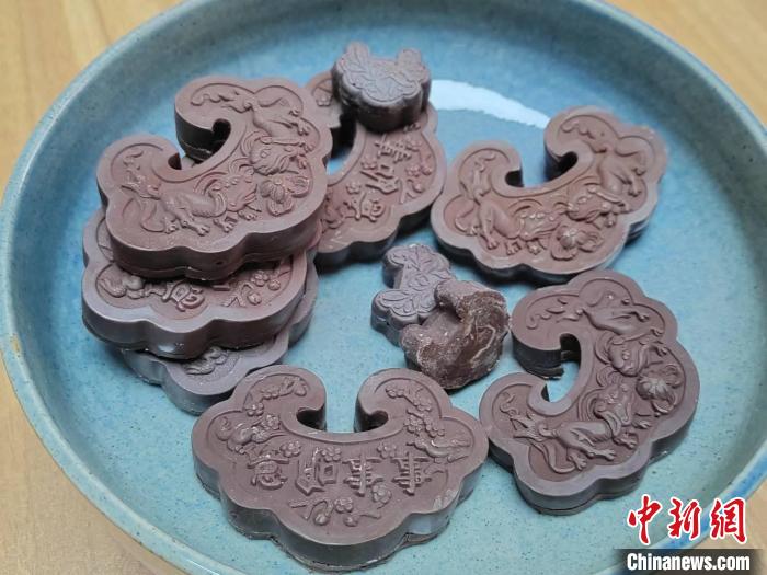 圖為銀鎖系列文創(chuàng)巧克力?！「哂昵?攝