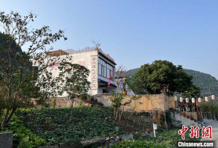 圖為藝術(shù)農(nóng)莊搬進(jìn)大周鎮(zhèn)五土村?！堁?攝