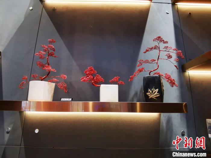 圖為三鋼職工手工制作的鋼花工藝品作為景區(qū)商品上架售賣。　雷朝良 攝