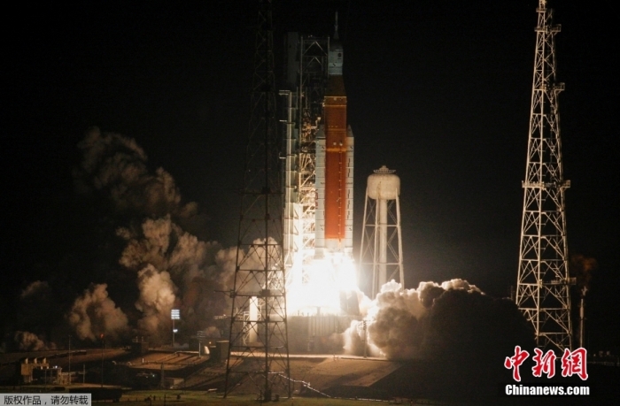 當(dāng)?shù)貢r(shí)間11月16日凌晨，搭載“獵戶座”飛船的巨型探月火箭“太空發(fā)射系統(tǒng)”從美國(guó)佛羅里達(dá)州肯尼迪航天中心發(fā)射升空，開啟“阿耳忒彌斯1號(hào)”無(wú)人繞月飛行測(cè)試任務(wù)。