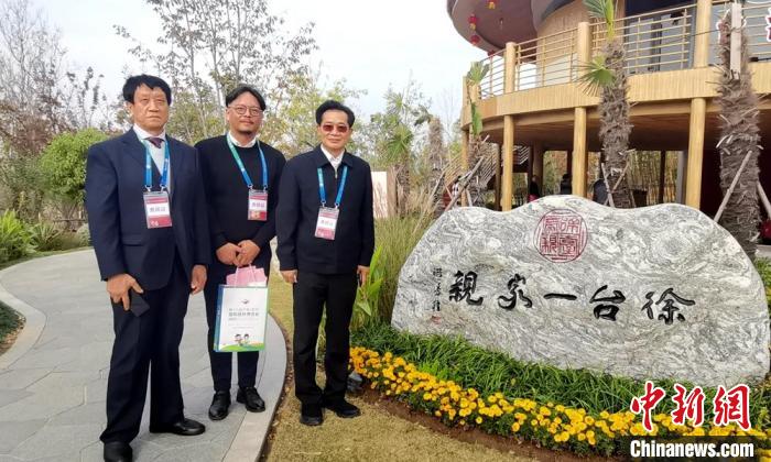 徐州市臺辦主任朱曉清陪同臺商游覽臺灣園。　王棟 攝