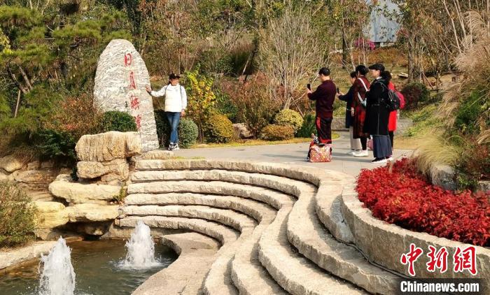 臺商、臺青代表游覽臺灣園。　許駿 攝