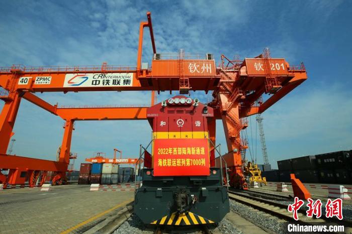 “北部灣港—西藏”海鐵聯(lián)運班列從欽州港東站開往“世界屋脊”?！V西北部灣國際港務(wù)集團供圖