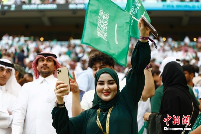 當(dāng)?shù)貢r(shí)間11月22日，卡塔爾世界杯小組賽C組首輪第一場(chǎng)，阿根廷對(duì)陣沙特阿拉伯的比賽正式打響，這也是梅西第5次世界杯的首秀。圖為沙特隊(duì)球迷。<a target='_blank' href='/'>中新社</a>記者 富田 攝