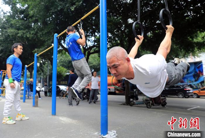 吊環(huán)L支撐鍛煉。　王磊 　攝