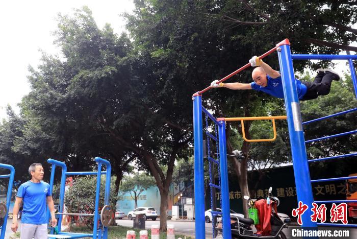 單杠大回環(huán)鍛煉。王磊 攝