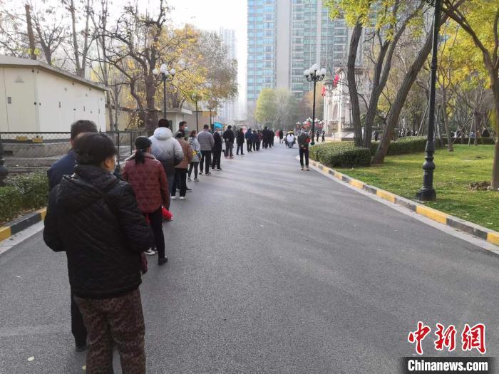 資料圖：市民排隊做核酸。 李新鎖 攝