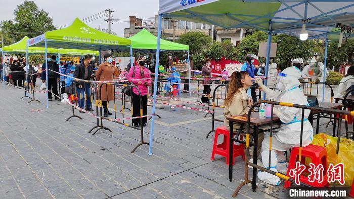 資料圖：核酸采樣點(diǎn)?！钭谑?攝