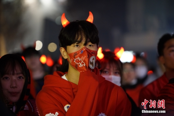 當(dāng)?shù)貢r間11月24日晚，大批球迷聚集在首爾光化門廣場，為韓國隊加油助威。當(dāng)日，卡塔爾世界杯小組賽H組迎來首輪比賽，韓國隊迎戰(zhàn)南美勁旅烏拉圭隊。 <a target='_blank' href='/'>中新社</a>記者 劉旭 攝