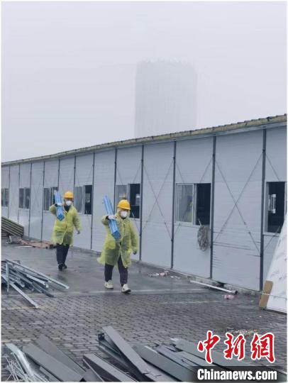 圖為工人正在搬運材料。　中建三局供圖